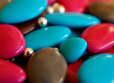 dragées bleues et rouges