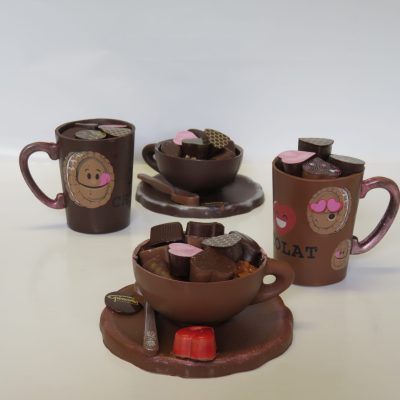 tasse et bols en chocolat
